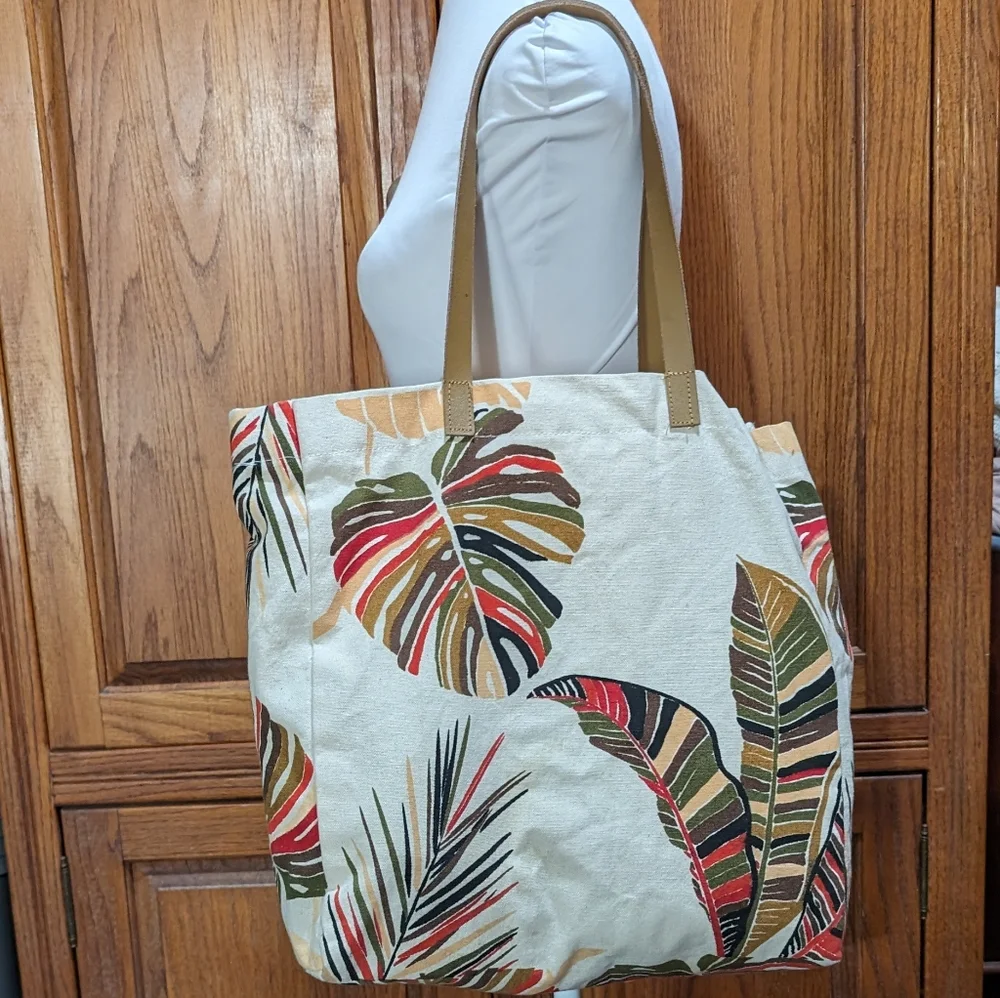 Eccolo canvas and leather tropical‎ palm leaves print beach tote pompom accent